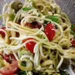 Italienischer Spaghettisalat mit Mozzarella
