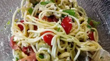 Italienischer Spaghettisalat mit Mozzarella