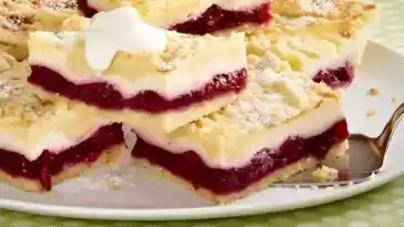 Käse-Streuselkuchen vom Blech mit Kirschkompott