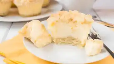 Käsekuchen-Muffins mit Streuseln