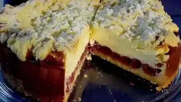Käsekuchen mit Kirschen und Streuseln