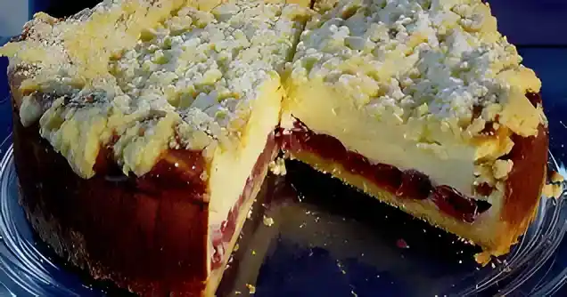 Käsekuchen mit Kirschen und Streuseln