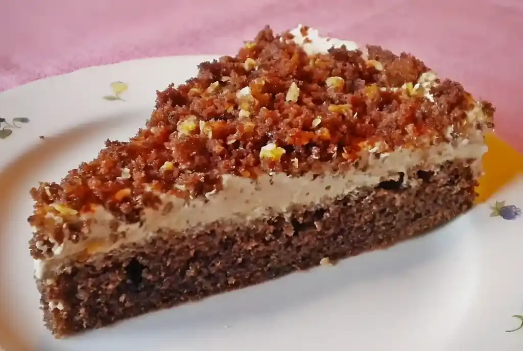 Kaffee-Biskuitkuchen mit Schlagsahne
