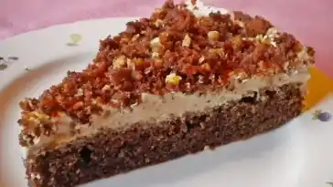 Kaffee-Biskuitkuchen mit Schlagsahne