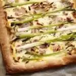 Lauchzwiebel-Tarte mit Salsa Romesco