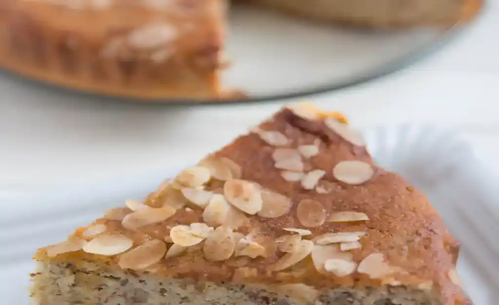 Mandeltorte mit frischem Obst