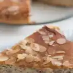 Mandeltorte mit frischem Obst