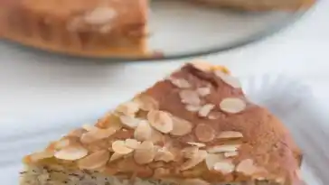 Mandeltorte mit frischem Obst