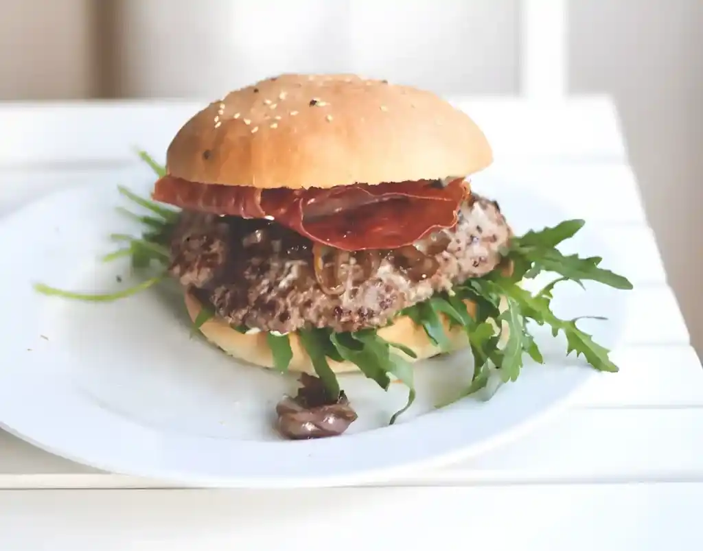 Mein bester Burger – mit Balsamico-Schalotten, Pecorino und Serranoschinken