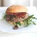 Mein bester Burger – mit Balsamico-Schalotten, Pecorino und Serranoschinken