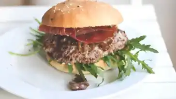 Mein bester Burger – mit Balsamico-Schalotten, Pecorino und Serranoschinken