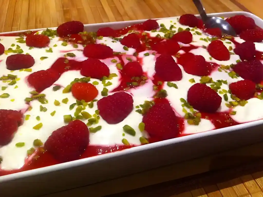 Mini-Windbeutel mit Milchmädchen-Quarkcreme und Himbeeren
