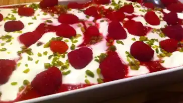 Mini-Windbeutel mit Milchmädchen-Quarkcreme und Himbeeren