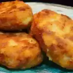 Panierte Frikadellen mit Käse