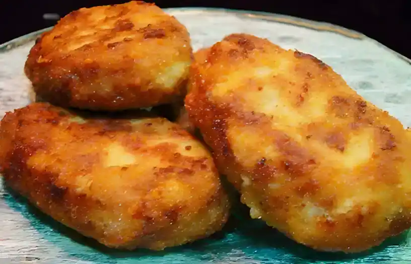 Panierte Frikadellen mit Käse