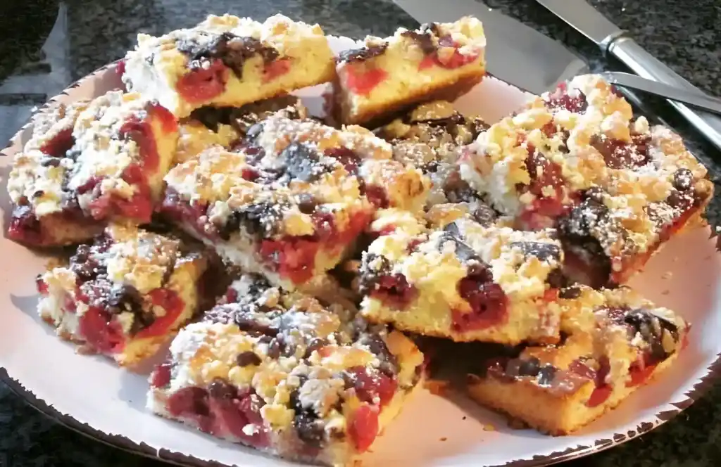 Saftiger Kirschkuchen mit Streuseln und Schokostückchen