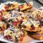 Saftiger kirschkuchen mit streuseln und schokostückchen
