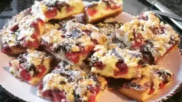 Saftiger kirschkuchen mit streuseln und schokostückchen