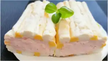 Verführerische Low-Carb Biskuitrolle mit fruchtiger Erdbeercreme
