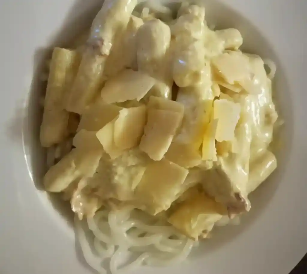 Alginat-Nudeln mit Spargelsoße