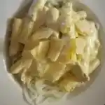 Alginat-Nudeln mit Spargelsoße