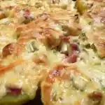 Belegte Ofenkartoffeln (Pellkartoffeln mit Speck, Schmand und Käse überbacken)