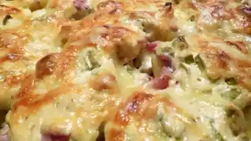 Belegte Ofenkartoffeln (Pellkartoffeln mit Speck, Schmand und Käse überbacken)