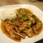 Chinesische Hähnchenpfanne mit Reis
