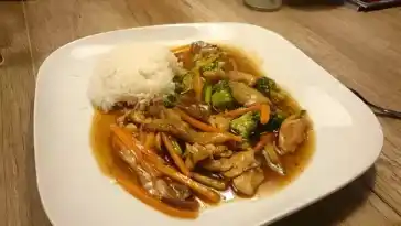 Chinesische Hähnchenpfanne mit Reis