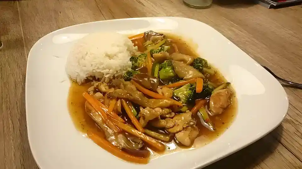 Chinesische Hähnchenpfanne mit Reis