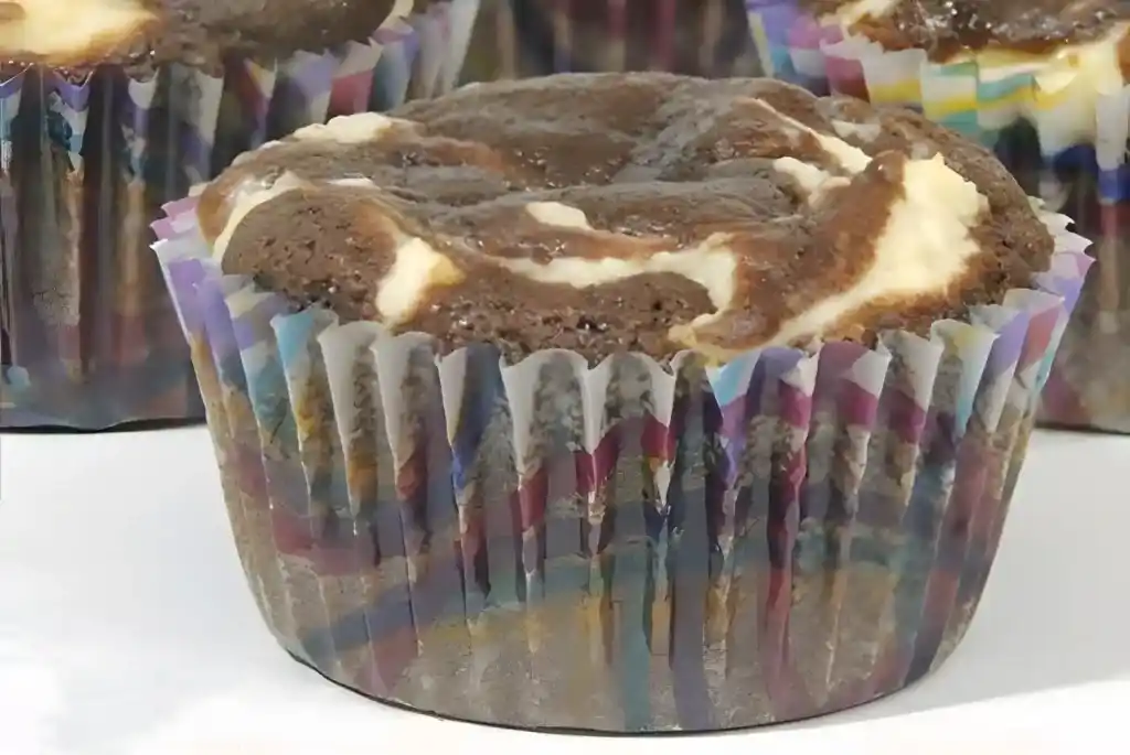 DOUBLE-CHOCOLATE MUFFINS – TEIGFÖRMCHEN MIT WEISSER UND ZARTBITTERSCHOKOLAD