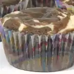DOUBLE-CHOCOLATE MUFFINS – TEIGFÖRMCHEN MIT WEISSER UND ZARTBITTERSCHOKOLAD