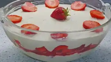 Erdbeeren mit Vanille Eierlikör Creme