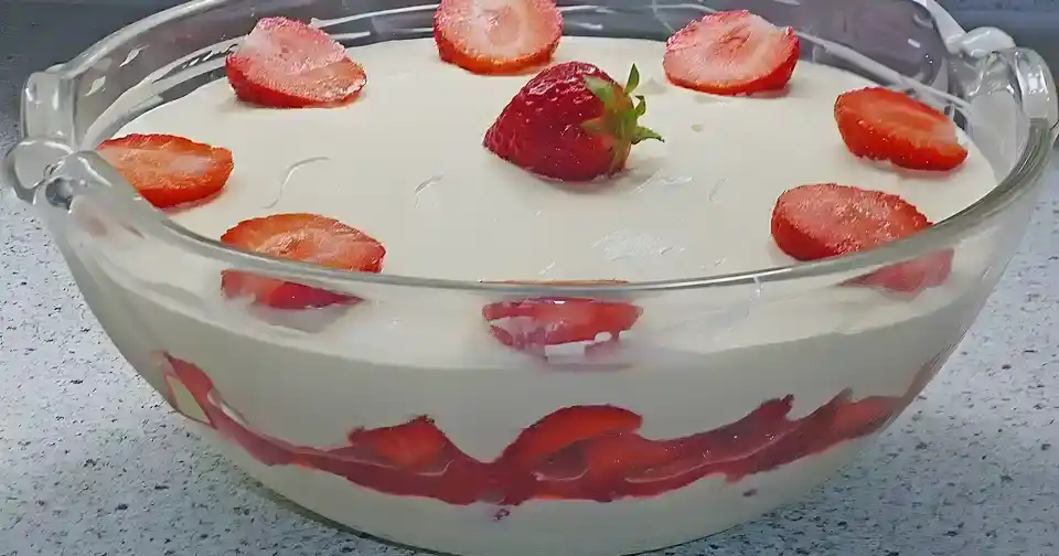 Erdbeeren mit Vanille Eierlikör Creme