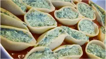Für den besonderen Anlass Muschelnudeln mit Spinat-Ricotta-Füllung und hausgemachter Tomatensoße