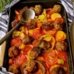 Gebackene Kartoffeln in Tomatensoße mit Hackbällchen und Gemüse
