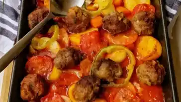 Gebackene Kartoffeln in Tomatensoße mit Hackbällchen und Gemüse