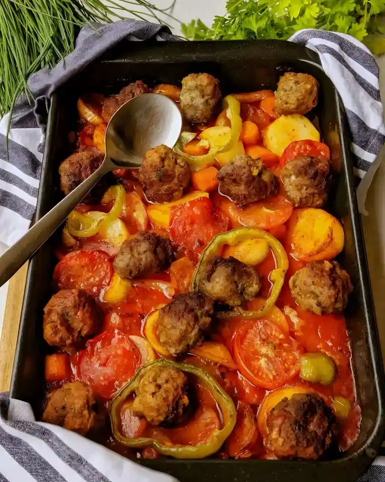 Gebackene Kartoffeln in Tomatensoße mit Hackbällchen und Gemüse