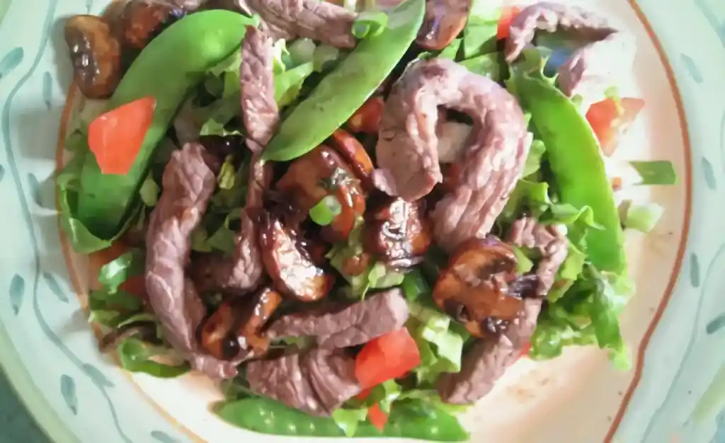 Gemischter Salat mit Rinderstreifen
