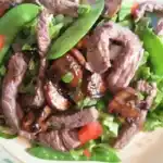 Gemischter Salat mit Rinderstreifen