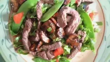 Gemischter Salat mit Rinderstreifen