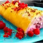 Genießen Sie eine süße Köstlichkeit ohne Schuldgefühle mit unserer Low Carb Waldbeer-Mascarpone Biskuitrolle