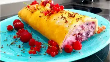 Genießen Sie eine süße Köstlichkeit ohne Schuldgefühle mit unserer Low Carb Waldbeer-Mascarpone Biskuitrolle