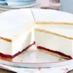 Käse-Sahne-Torte mit Preiselbeeren