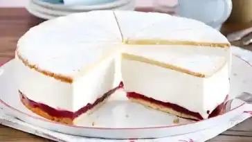 Käse-Sahne-Torte mit Preiselbeeren