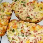 Knuspriges Brot mit herzhafter Schmand-Speck-Käse-Zwiebel-Mischung