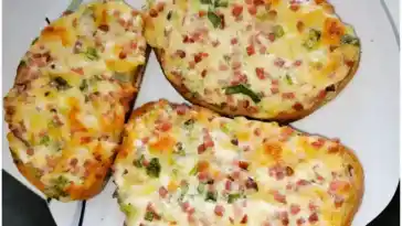Knuspriges Brot mit herzhafter Schmand-Speck-Käse-Zwiebel-Mischung