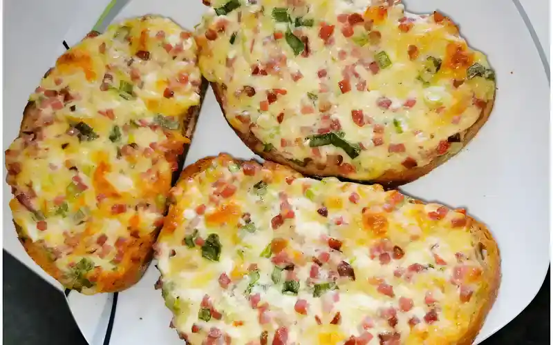 Knuspriges Brot mit herzhafter Schmand-Speck-Käse-Zwiebel-Mischung