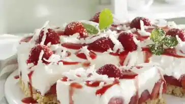 Lecker Erdbeer-Kokos-Kuchen mit Mango-Creme