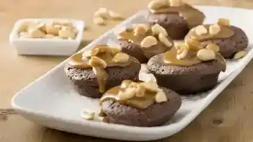 Mini Brownies mit Erdnüssen und Karamell